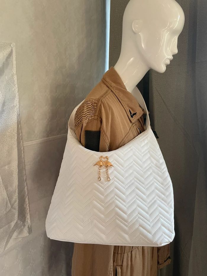 Sac blanc matelassé neuf détail doré élégant - photo numéro 2