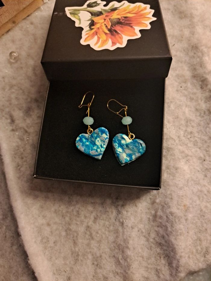 Boucles d'oreilles pendante cœur bleu pâte polymere - photo numéro 2