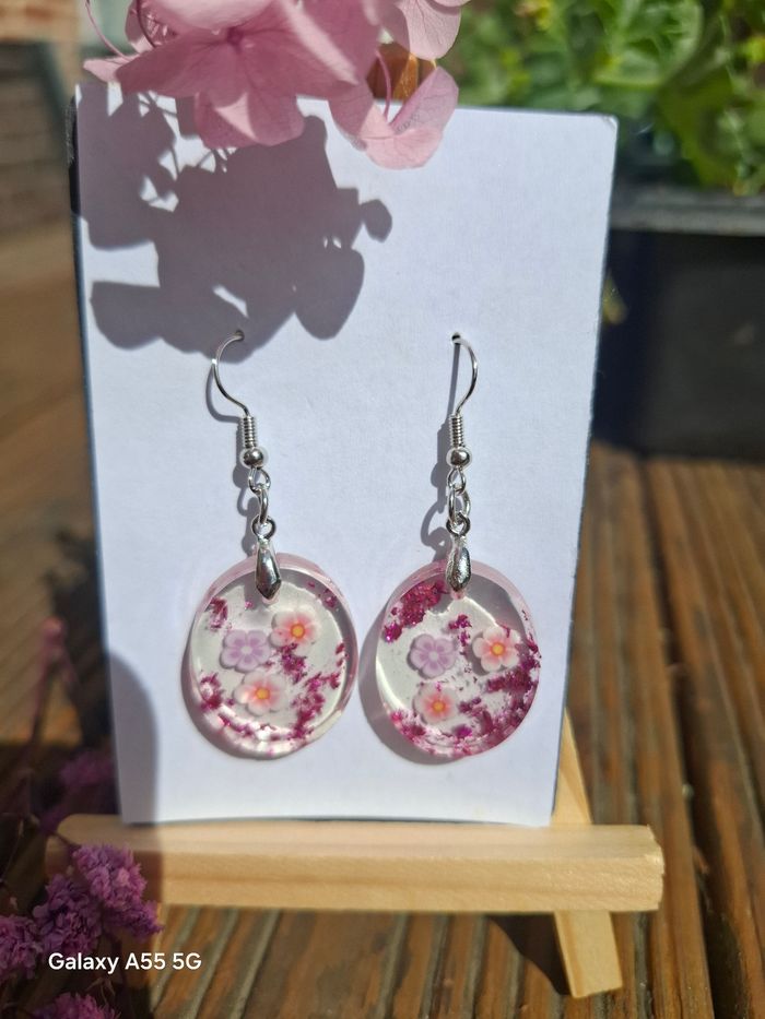 🌺 Pétales scintillants – Boucles d’oreilles fleuries rose éclatant - photo numéro 2