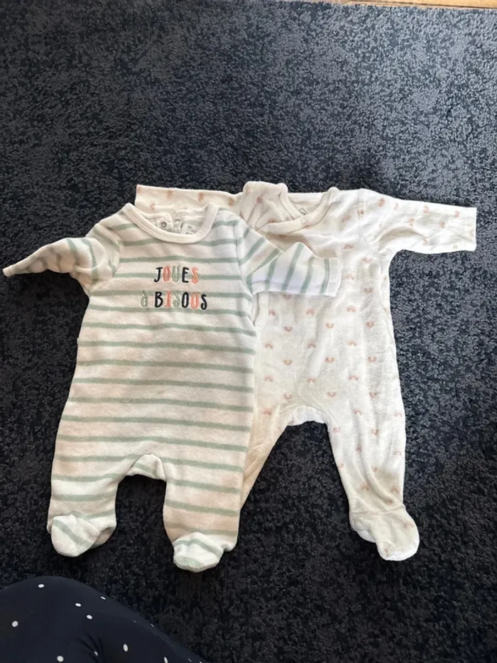 Lot pyjama tex et petit caillou