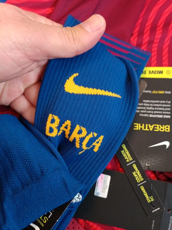 Maillot de foot FC Barcelone + chaussettes, Nike Authentique Officiel taille enfant 12/13 ans, Neuf - photo numéro 12