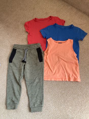 Lot pantalon jogging et 3 t-shirts 3 ans