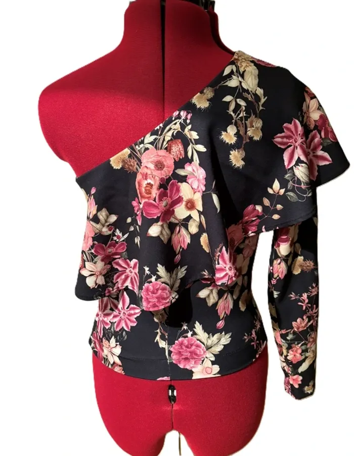 Blouse noire imprimé fleurs une manche longue et une épaule dénudée S/36 - photo numéro 2