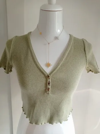 Haut court crop top côtelé vert amande boutons col V T.38 Pull&Bear