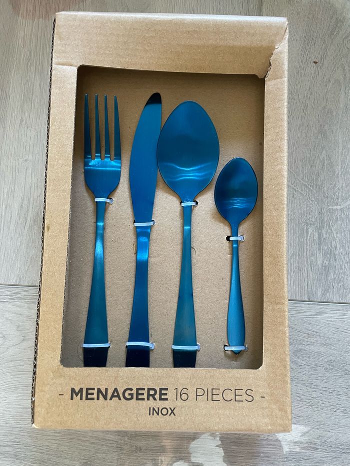 Ménagères, 16 pièces bleues
