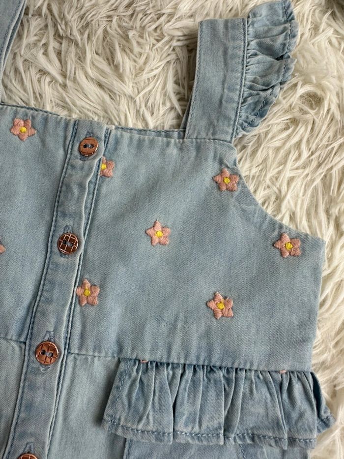Combishort en jean carrément beau taille 9 mois - photo numéro 2