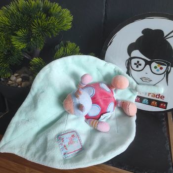 Doudou Plat Coccinelle Zephir Et Zoe Moulin Roty feuille vert rouge bleu Orange