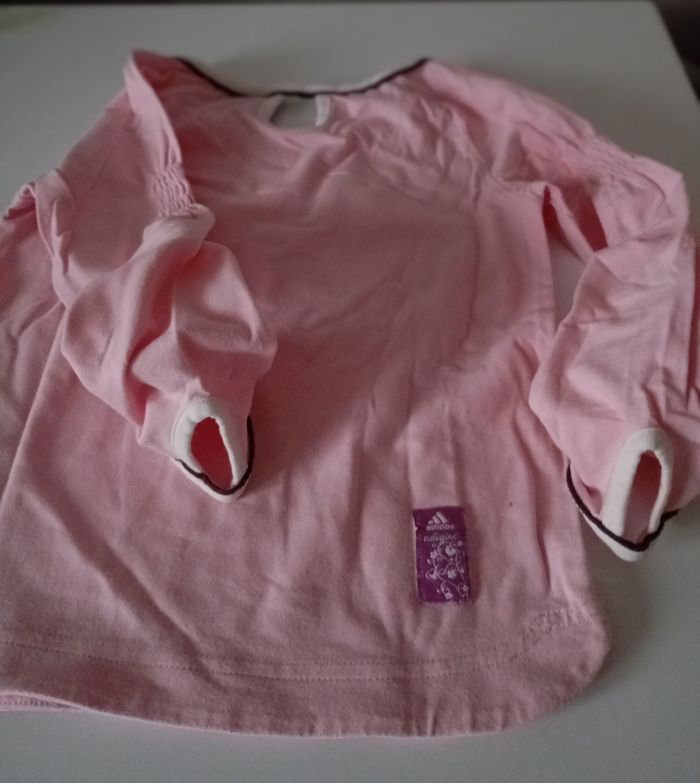 Tee-shirt , 3 ans ,manches longues , coton rose ,blanc et paillettes , Adidas . État neuf - photo numéro 4