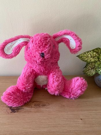 Doudou peluche lapin rose ventre blanc assis orchestra