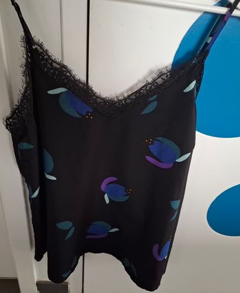 Débardeur noir satiné imprimé fleuri 