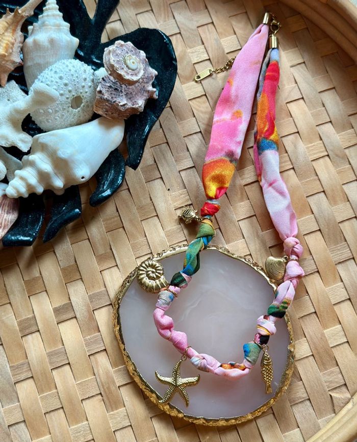 Collier fantaisie tissu multicolore avec breloques dorées étoile de mer et coquillages