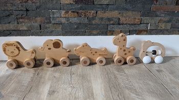 5 animaux en bois à roulettes