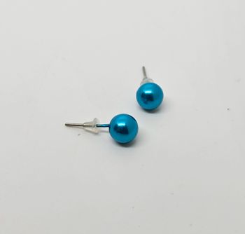 Paire de boucles d'oreilles.
Neuve.
Boule bleu