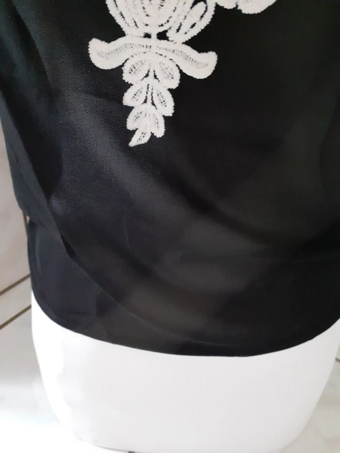 Top noir fin,empiècements style dentelle - photo numéro 6