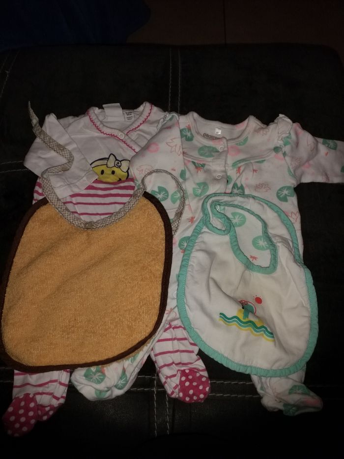 Pyjamas léger 1 mois avec 2 bavoirs - photo numéro 2