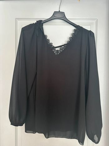 Haut noir dentelle TU