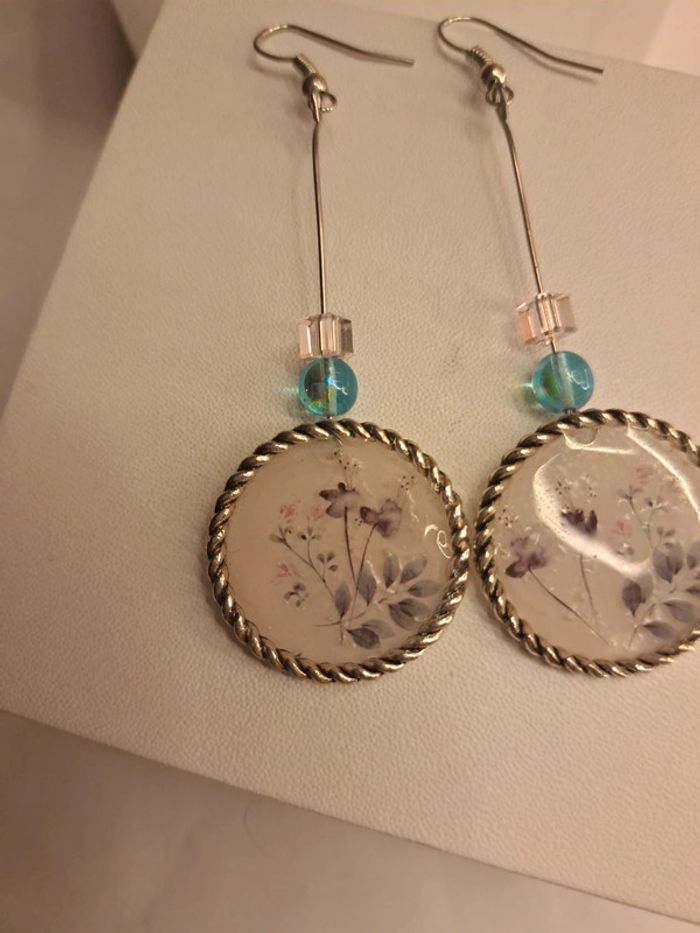 Boucles d'oreilles pendante en résine florale - photo numéro 4