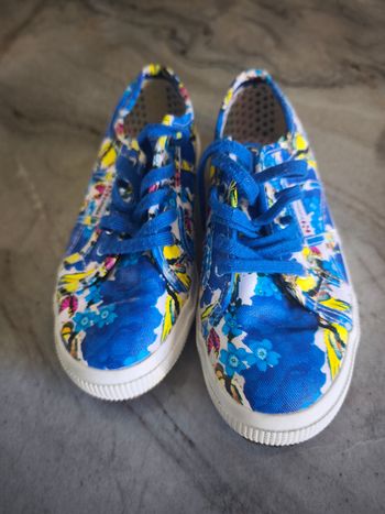 Chaussures design Superga Taille 33. Excellent état.