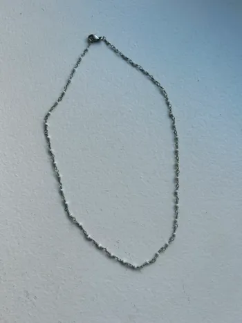 Collier ras-de-cou avec petites perles