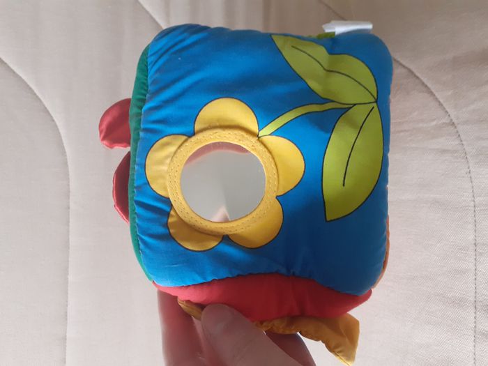 Peluche ou Cube d'activité en forme de maison en tissu à toucher - jeu d'éveil - photo numéro 6
