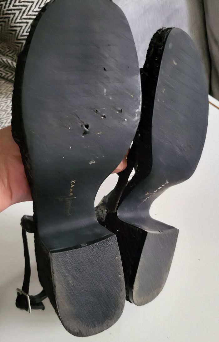Sandales noires pour femmes Zara Taille 39 État comme neuf (Zara trafaluc) 
 
Prix : 20 euros 

Remise en main propre possible a Rueil-Malmaison (Secteur place besche) 

#zara#zarawoman#zarafashion#zaraaddicted#sandales#sandale#noir#classe#paillette#fêtes - photo numéro 8