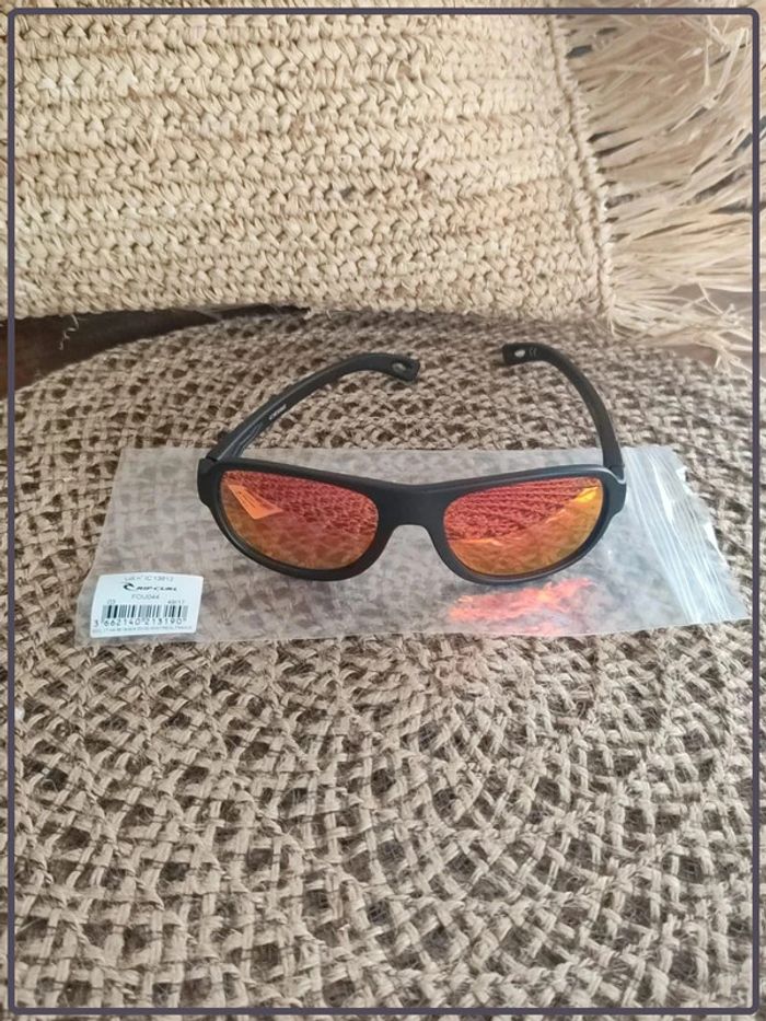 Lunettes solaires neuves pour enfant de marque Rip curl