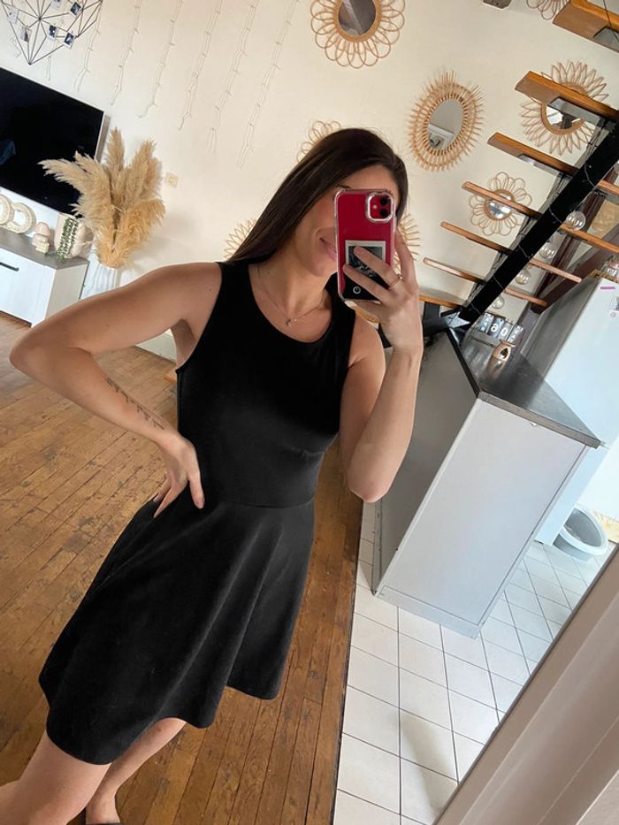 Petite robe noire dos croisé