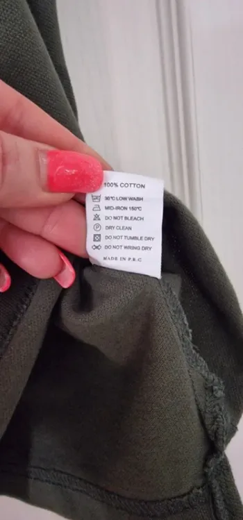 Polo VO7 kaki – Taille S – Style moderne & sobre – Bon état