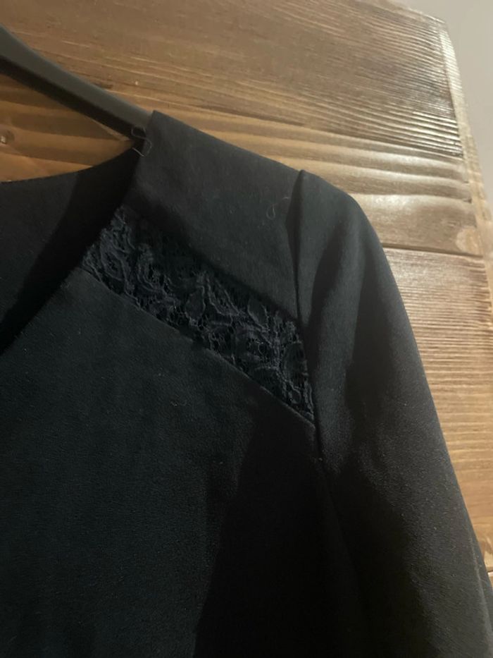 Robe noire courte empiècement dentelle - photo numéro 2