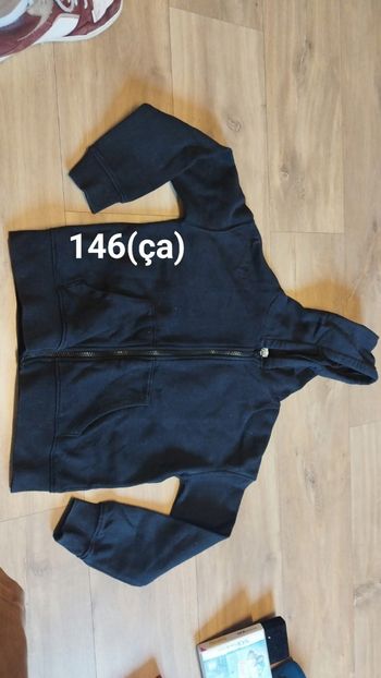 Gilet à capuche taille 146.  11 ans