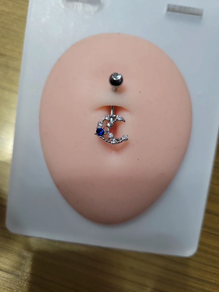 Piercing lune et strass - photo numéro 2