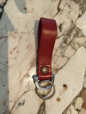 Porte-clé en cuir rouge