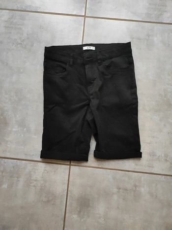 Short garçon taille 12 ans.