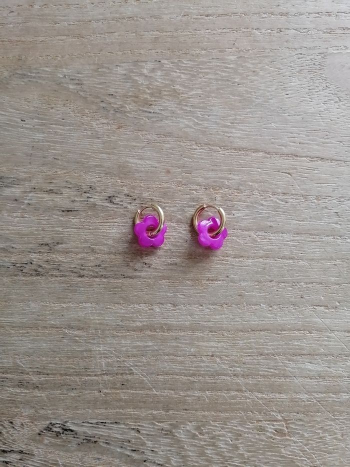 Boucles d'oreilles anneaux dorés en acier inoxydable avec petite fleur rose fushia neuves