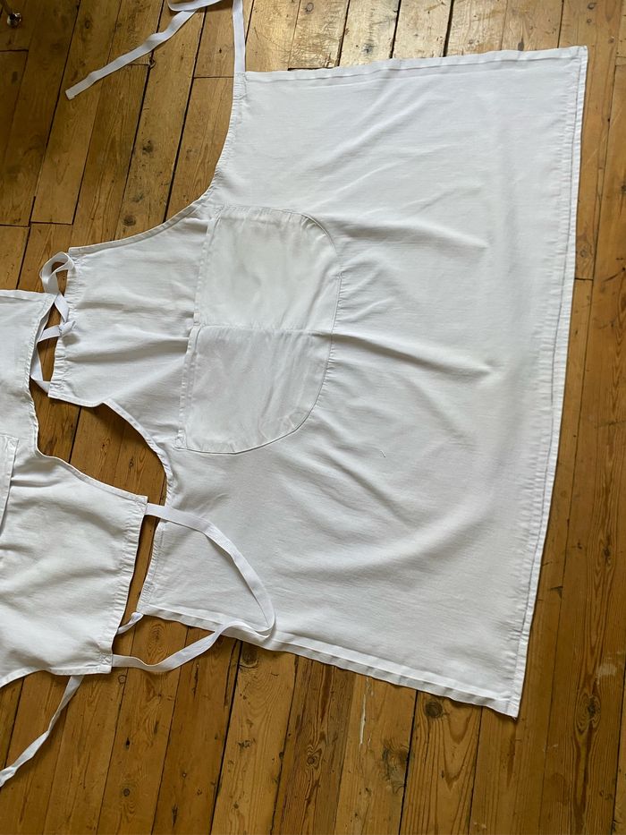 3 grands tabliers blancs avec poche - photo numéro 5