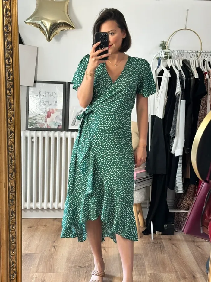 Robe portefeuille verte à fleurs blanche taille 36