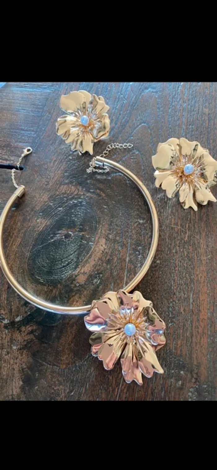 Magnifique parure avec collier et boucles d’oreilles avec fleurs et perles - photo numéro 5