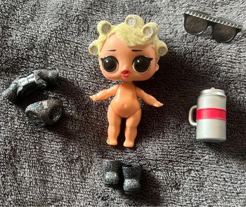 Petite poupée Lol surprise pied abîmé  et accessoires comme sur la photos ( 6 )