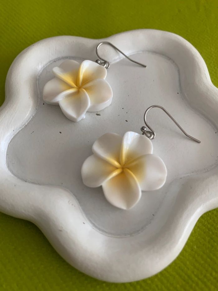 Boucles d’oreilles fleur d’hibiscus blanche en résine - photo numéro 5
