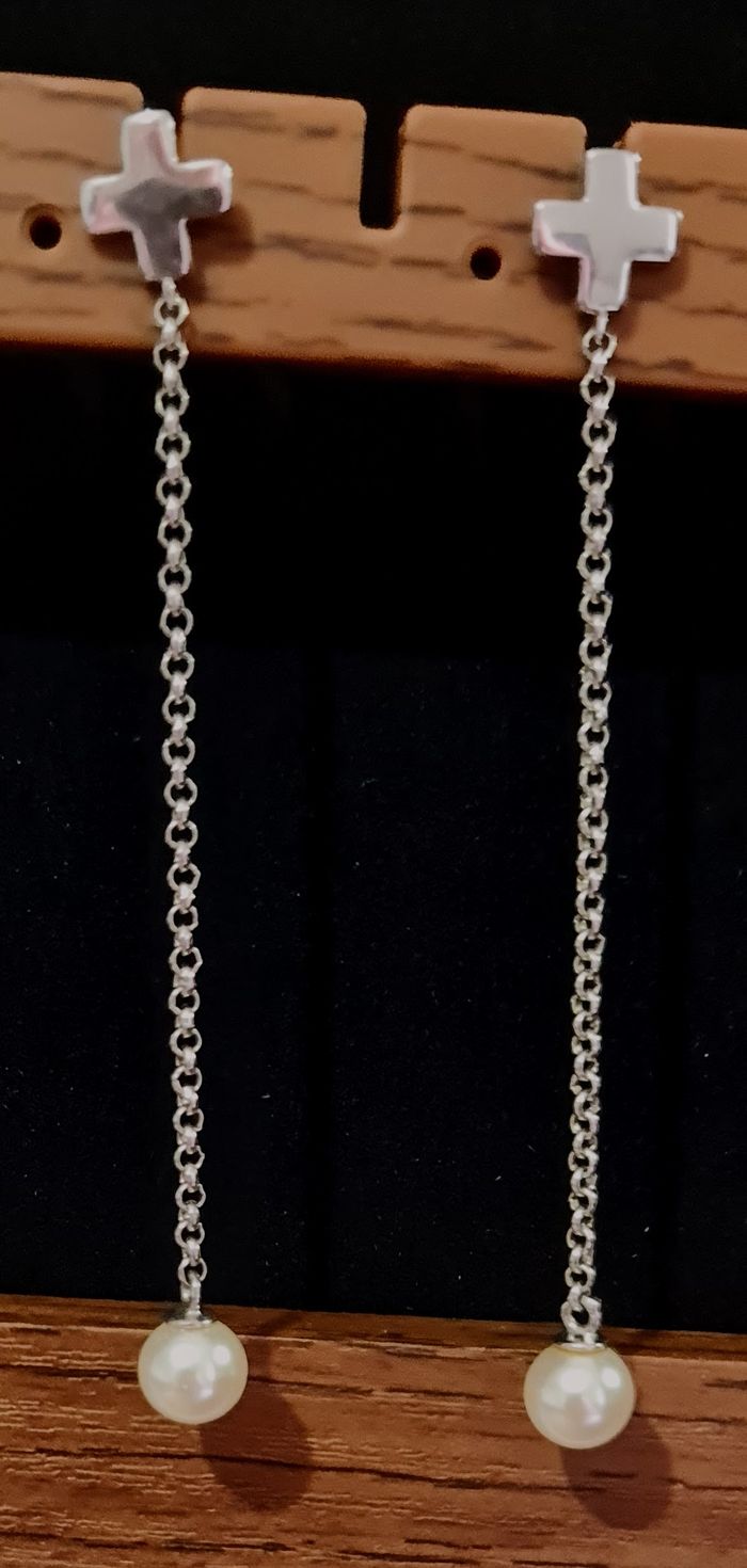 Boucles d’oreilles pendantes croix & perles – Style élégant
