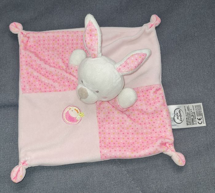 Doudou Lapin carré plat rose et à pois - Écusson poule - Mots d'enfants
