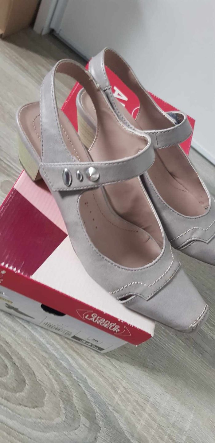 Chaussures à lanière et petits talons - photo numéro 2