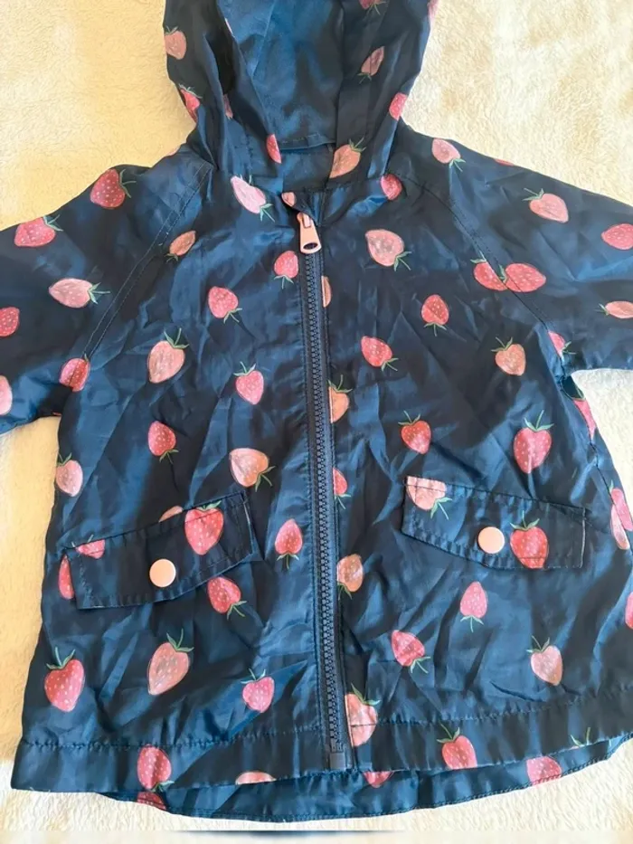 Jolie parka imperméable bébé fille 9-12 mois – motif fraises 🍓 - photo numéro 3