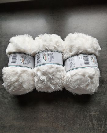 Lot de 3 pelotes de Laine (300 g) fausse fourrure blanc cassé crème 