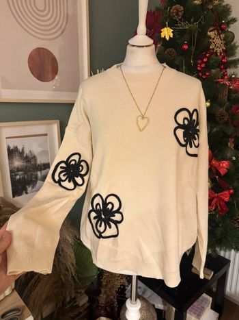 Pull d’hiver effet Sweat très doux blanc écru avec broderies fleurs noir doré taille M/L col rond
