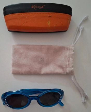 Lunettes de soleil bleues à strass avec deux pochettes