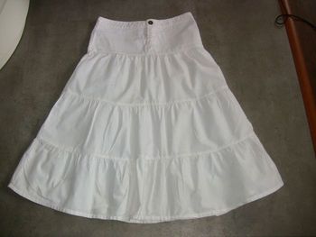 jupe avec empiècement longue blanche toile fine longueur 72 cm taille 36 Zara neuve