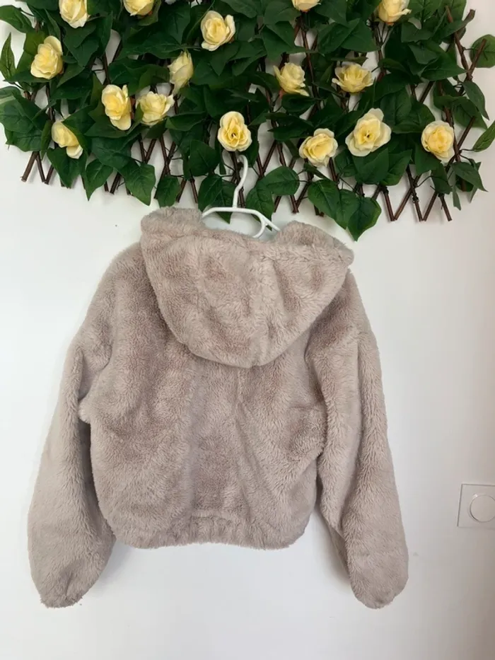 Manteau à capuche en fourrure  ( fausse ) small - photo numéro 2