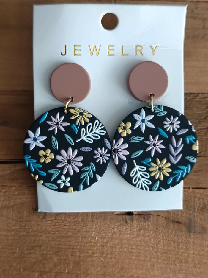 Boucles d'oreilles rondes noires fleurs