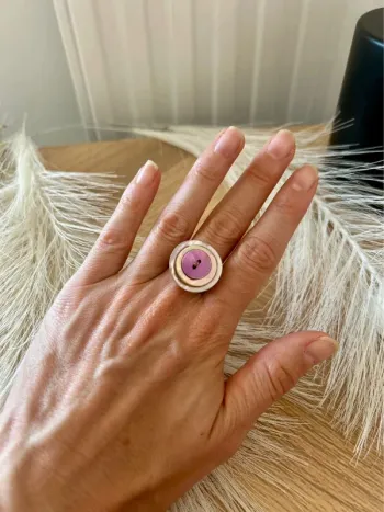 Ravissante bague argenté forme bouton violet taille ajustable